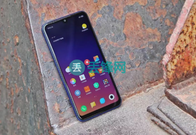 小米Play手機進水急救指南 清潔用金屬墊的方法與注意事項